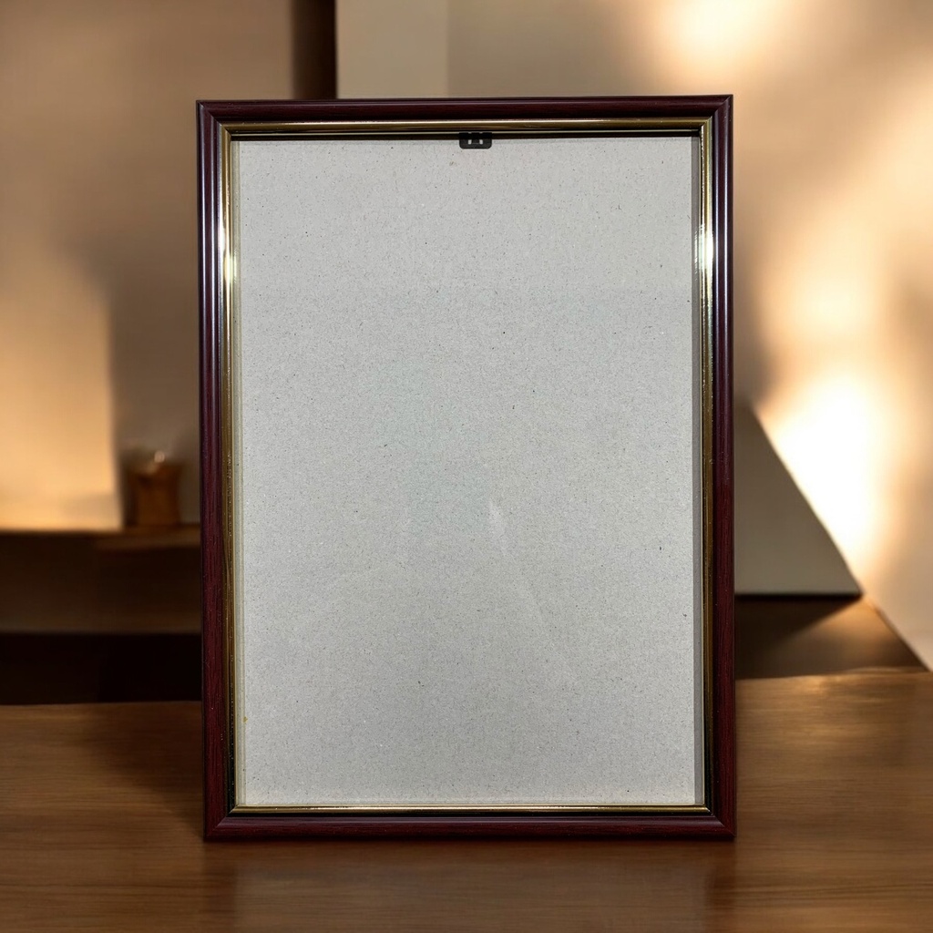 Рамка-011 "Темно-коричневе дерево з золотим кантом". Вузький (У) профіль 15 мм (Картон без ніжки з підвісами, 9х13)